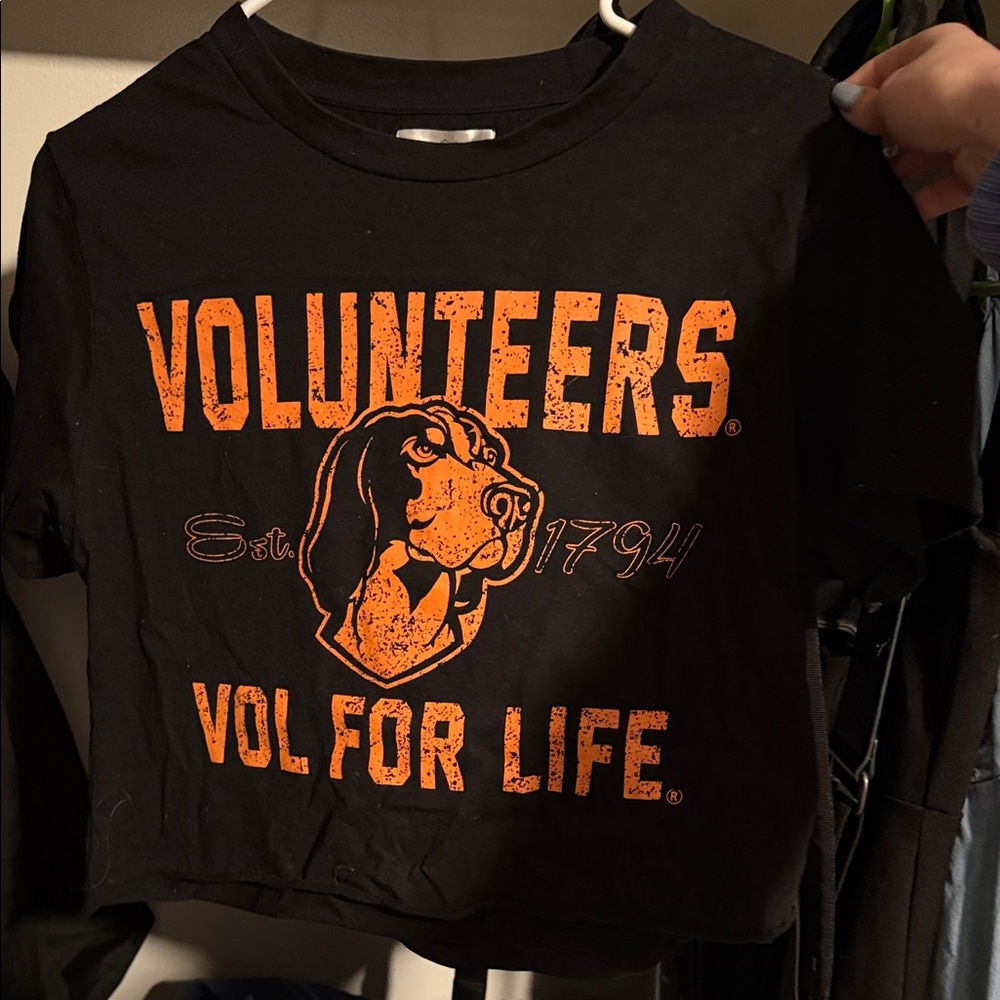 Cropped Black and Orange Volunteers Graphic T-Shirt